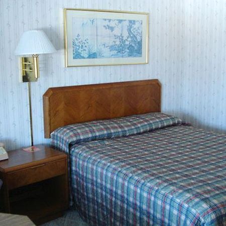 Rainbow Motel Вотертаун Номер фото